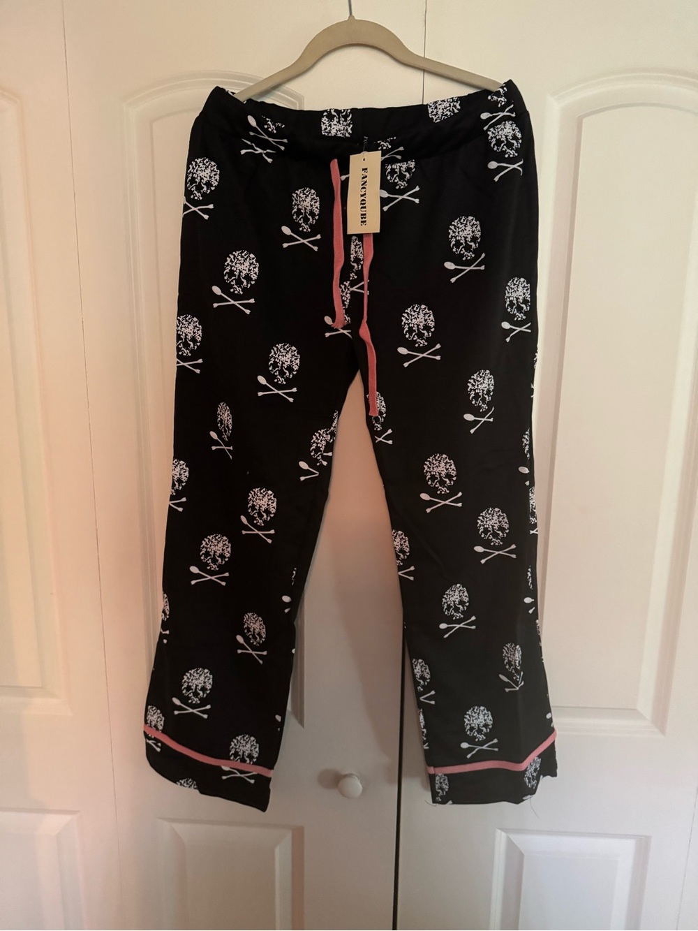 Fancyqube Black Skull-Print Pajama Pants with Pink Trim